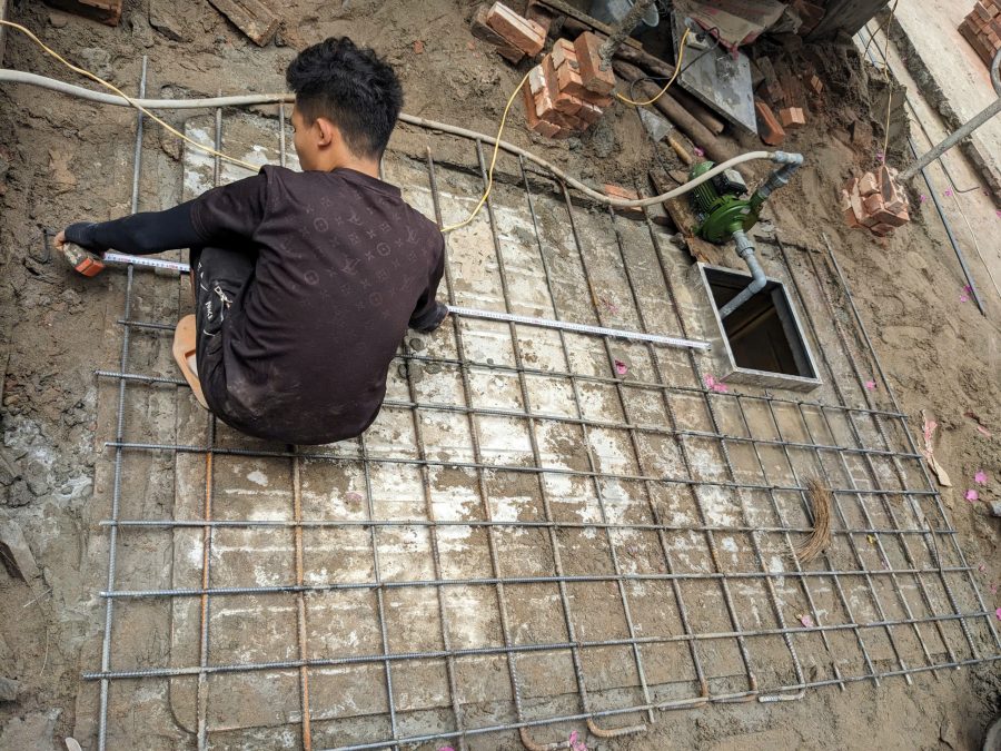 Lắp đặt đường nước vào bể nước ngầm inox