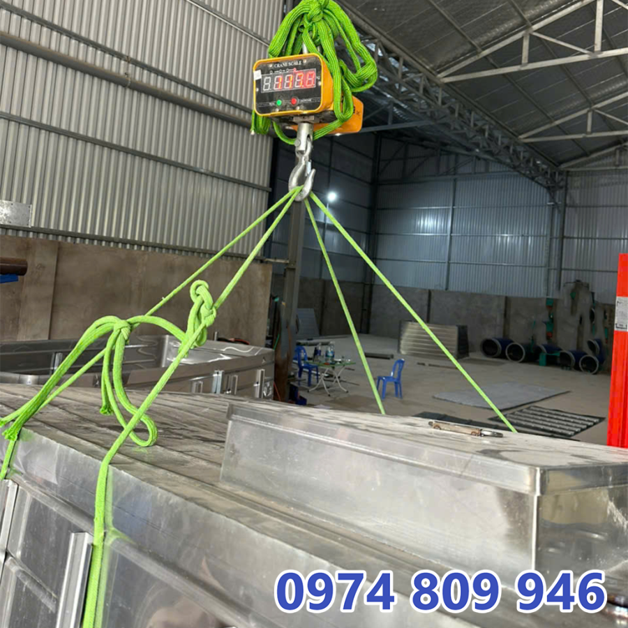 Cân trọng lượng bể inox trước khi vận chuyển