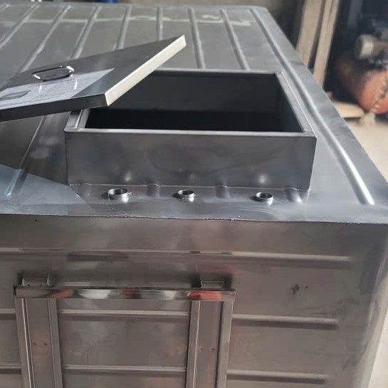 Cổ bể nước ngầm inox 304 và các lỗ ren kết nối đường ống