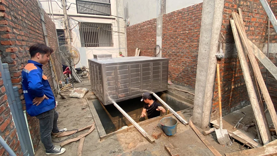 Lắp đặt bể nước ngầm inox vào hố kỹ thuật – đảm bảo đúng vị trí, cân bằng nền và an toàn thi công.